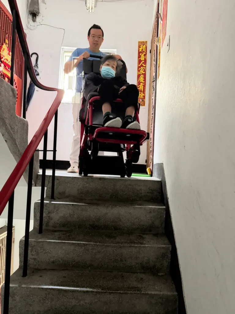 爬梯機協助輪椅長者下樓的實拍紀錄