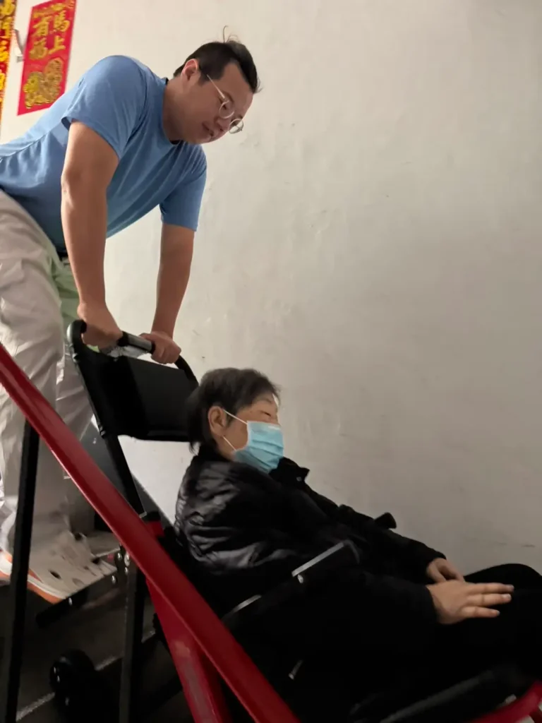 爬梯機服務人員陪同長者上下樓