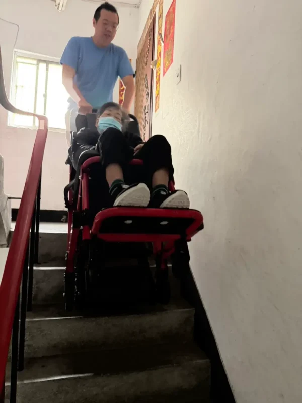 樂馨人員操作爬梯設備通過樓梯的正面實景