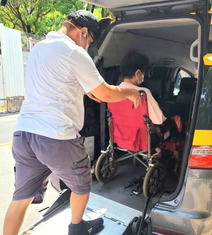 樂馨服務人員協助輪椅乘客進入接送車的實際紀錄